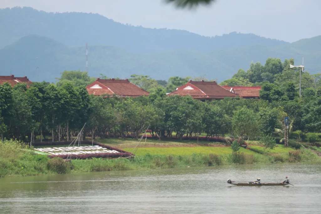 Khung trời bên bến sông chùa Thiên Mụ