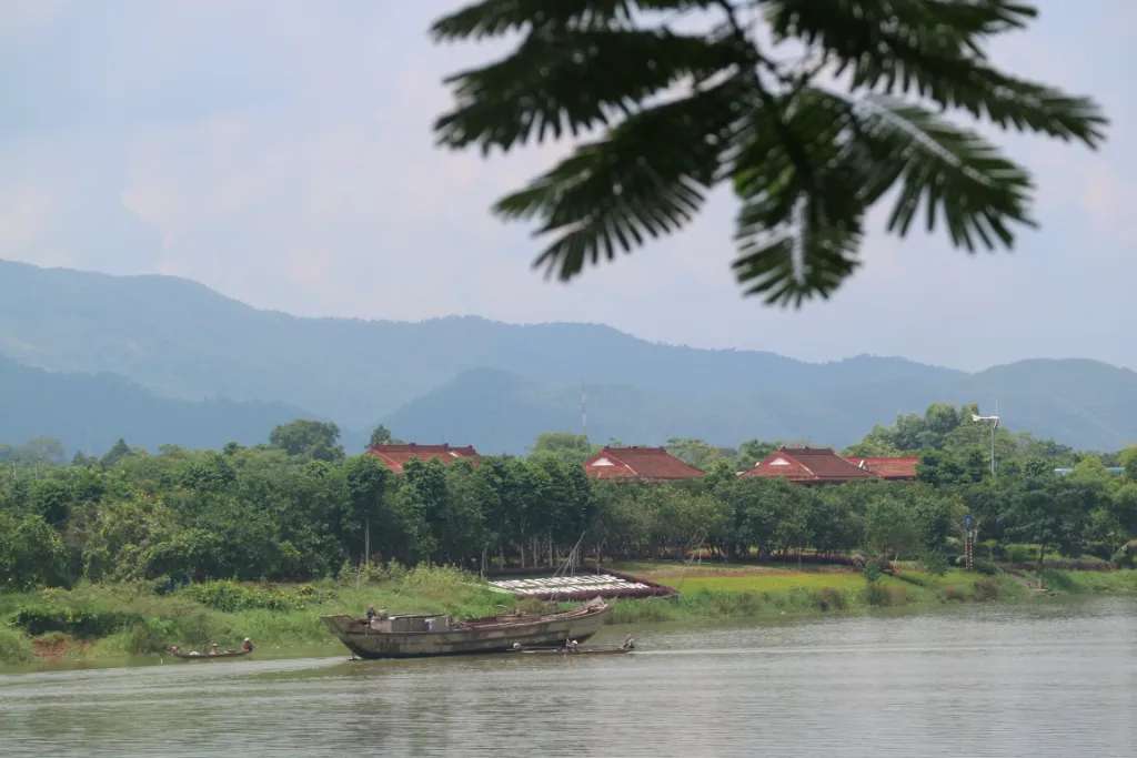 Khung trời bên bến sông chùa Thiên Mụ