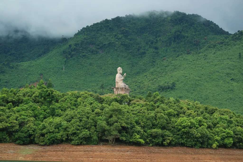 Lênh đênh trên Hồ Truồi xinh đẹp, bạn không thể bỏ qua cảnh đẹp của Phật Đài Thiền viện Trúc Lâm Bạch Mã