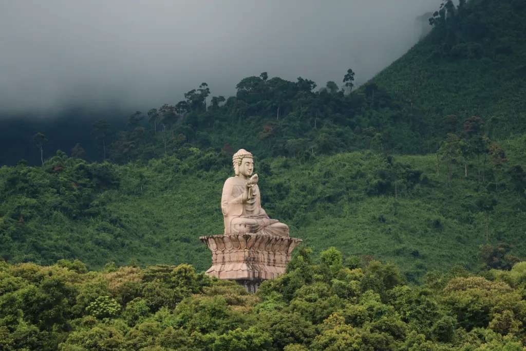 Lênh đênh trên Hồ Truồi xinh đẹp, bạn không thể bỏ qua cảnh đẹp của Phật Đài Thiền viện Trúc Lâm Bạch Mã