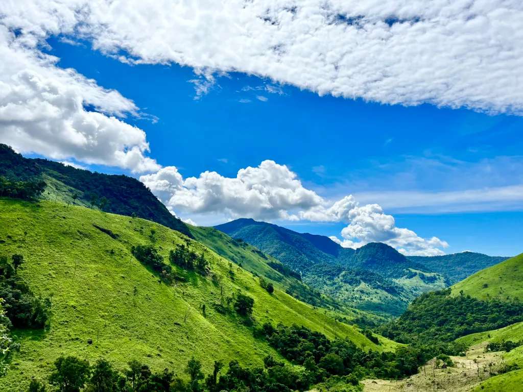 Trekking Bidoup - Tà Giang được xem là một trong những cung trekking đẹp nhất miền Nam bởi những đồi cỏ bát ngát dưới nền trời xanh thẳm