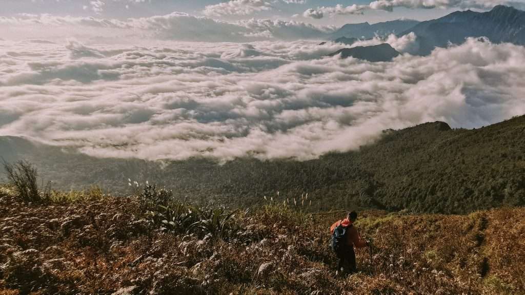 Đường xuống vẫn còn biển mây.