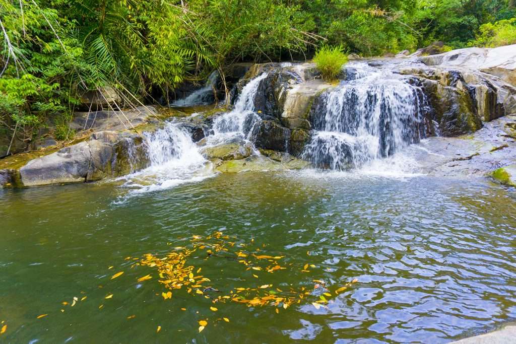 Dòng suối đổ xuống tạo thành một hồ bơi lộ thiện mát lạnh, gần nơi cả đoàn sẽ camping đêm nay.