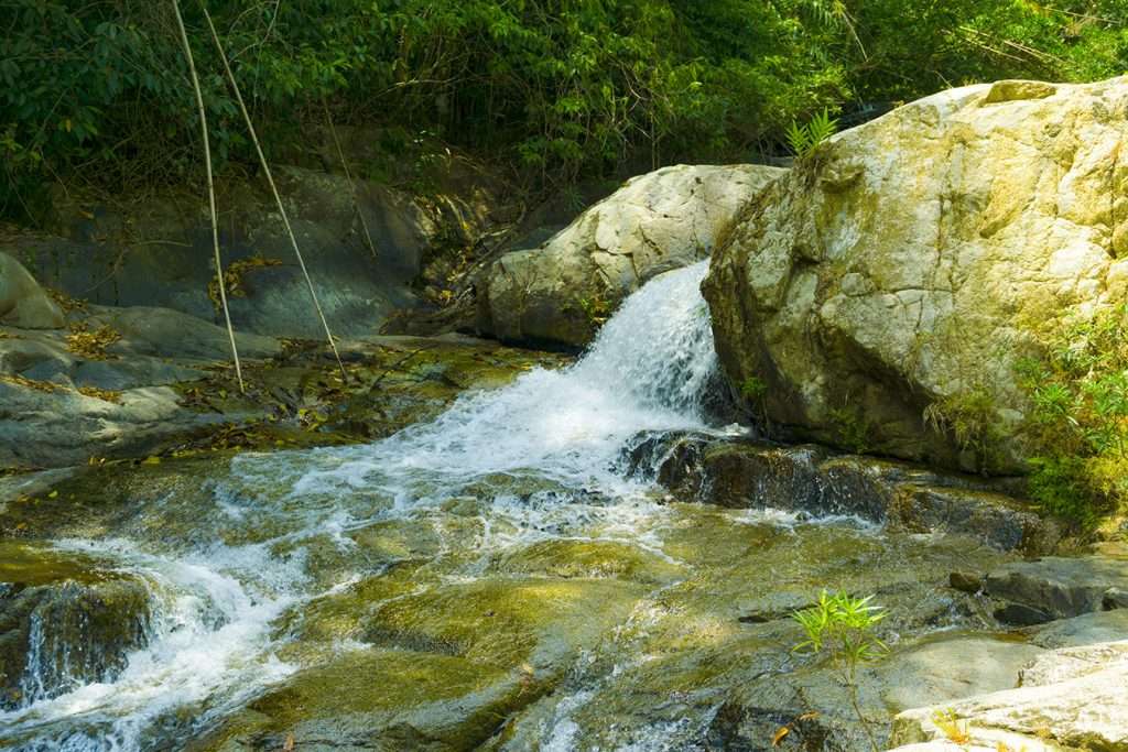 Những dòng thác nhỏ nhỏ rất thích hợp để ngâm chân - Trekking Đa Mi