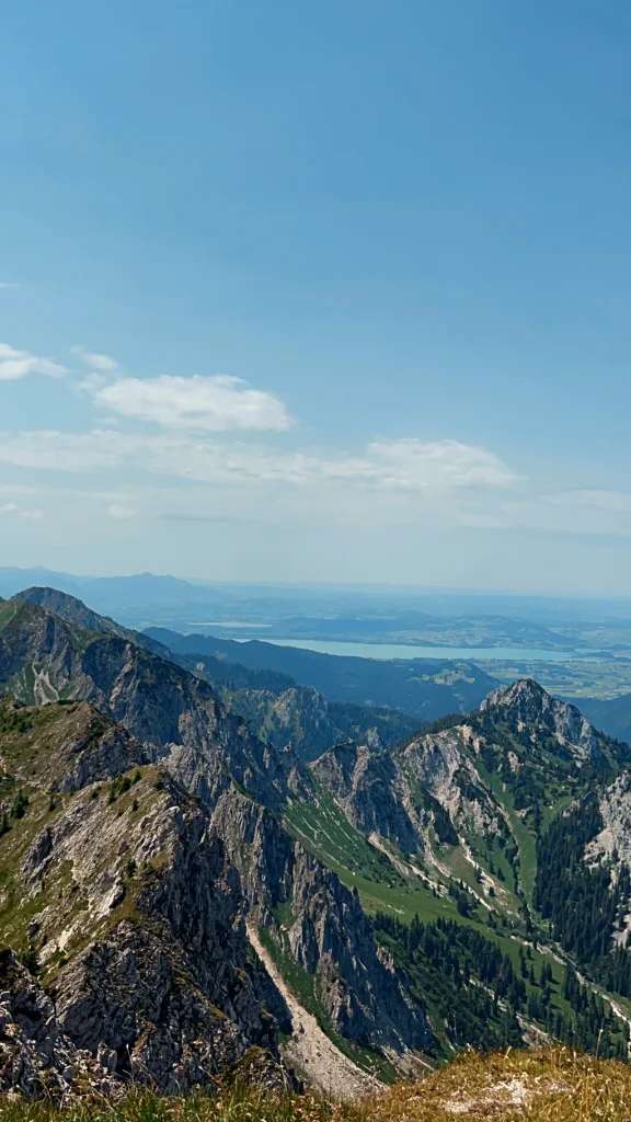 Từ trên cao bạn có thể quan sát được cả hồ Staffelsee - trekking Klammspitze - Đức 