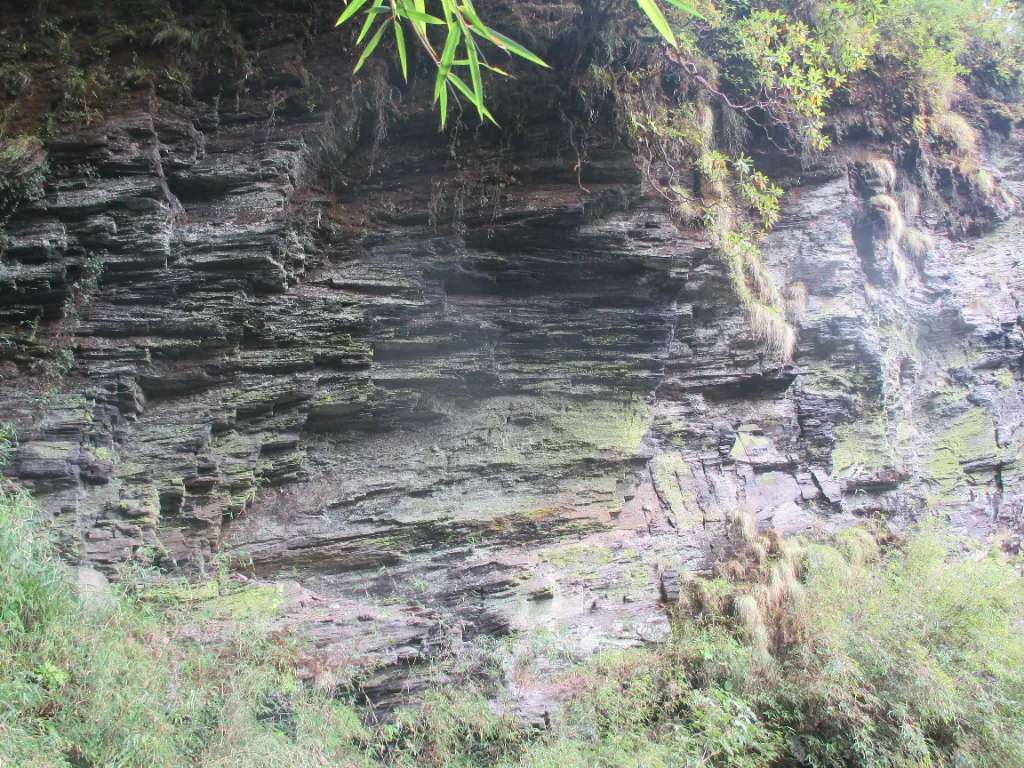 Vách đá trên đường trekking