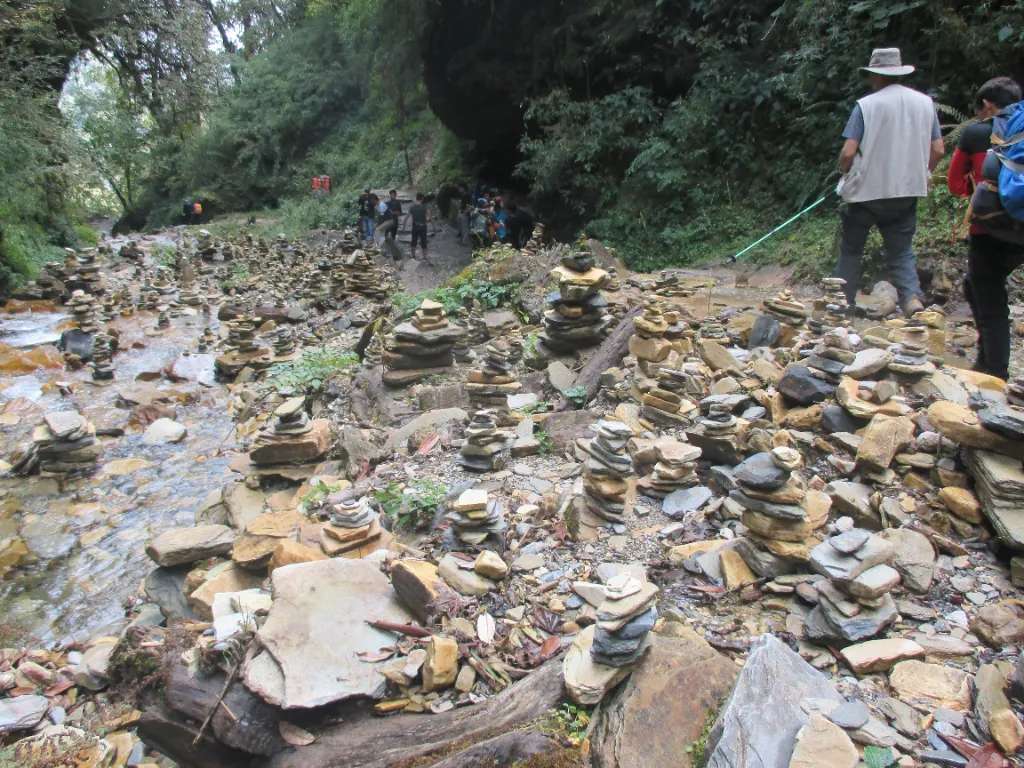 Bãi đá xếp chồng trên đường trekking từ làng Ghorepani đến làng Tadapani