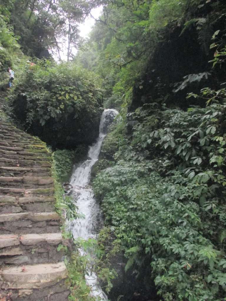 Lối đi dọc các con suối làng Ghorepani, làng Tadapani