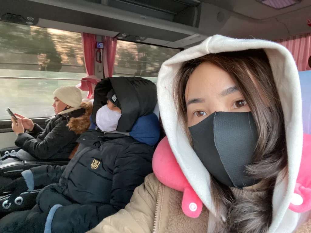 Tranh thủ ngủ trên xe buýt để còn lấy sức đi trượt tuyết