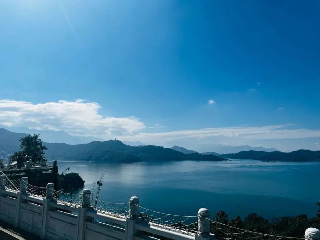 View ngay cổng lớn Văn Võ miếu xuống hồ Nhật Nguyệt