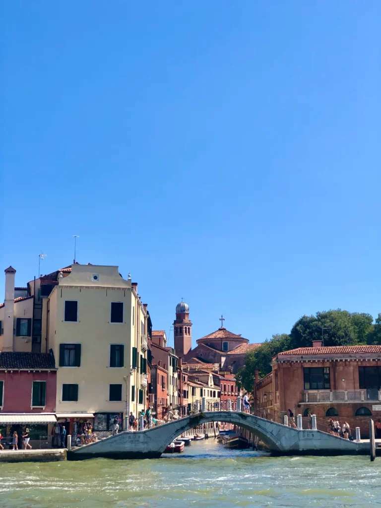 Toàn bộ Thành phố Venice Là một kiệt tác kiến trúc, với 200 kênh đào lớn nhỏ thông với Grand Canal.