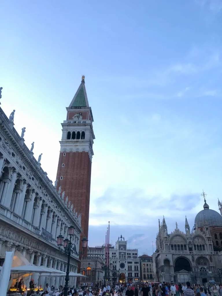 Tháp chuông St. Mark's Campanile. Lên trên tháp chuông bạn có thể ngắm toàn cảnh Venice. Giá vè là 15 euro.