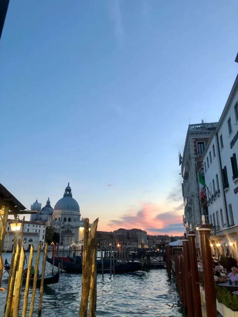 Santa Maria della Salute xa xa trong chiều hoàng hôn.