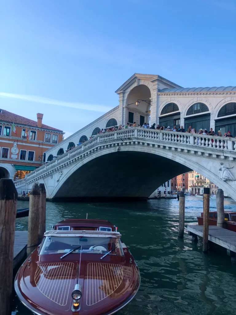 Bạn hãy bước lên Rialto để ngắm Grand canal nhé.