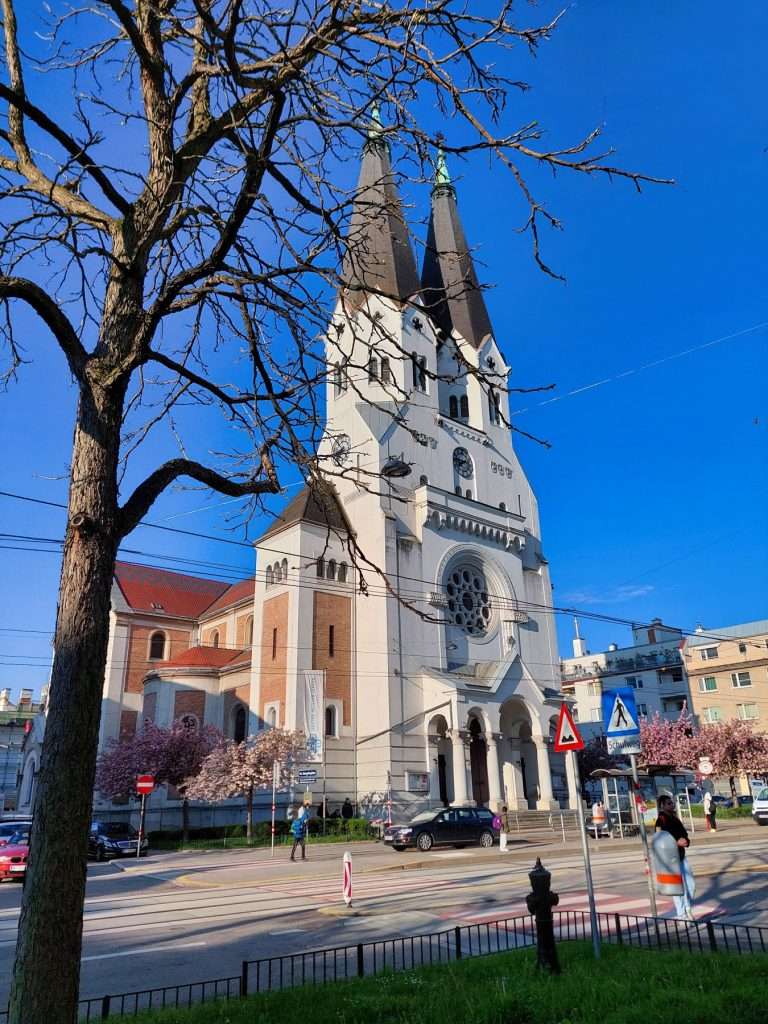 Nhà thờ nhỏ Pfarrkirche St. Anna trên phố Linzer Strasβe - Hành trình du lịch Áo