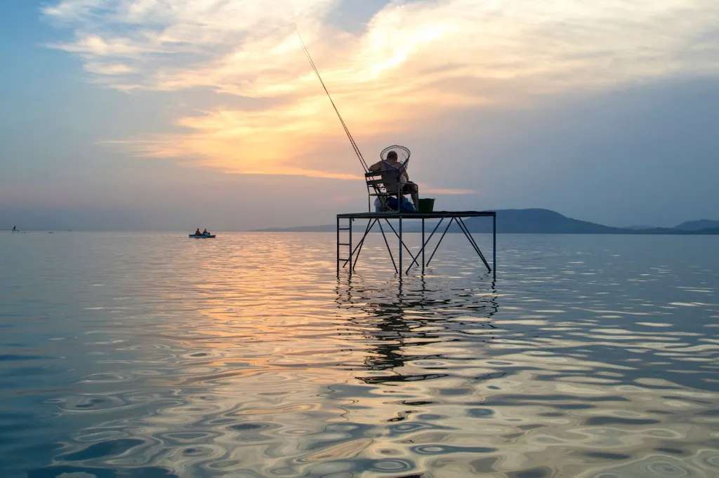 Hoàng hôn tuyệt đẹp ở hồ Balaton với ngọn núi Badacsony ở Hungary 