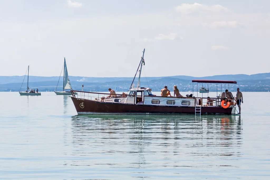 Du thuyền trên hồ Balaton thật thú vị 