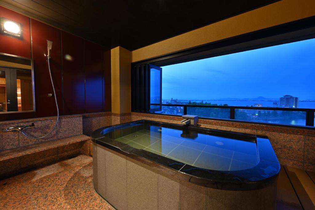 Bồn tắm khách sạn có view ngắm nhìn ra hồ Biwa 