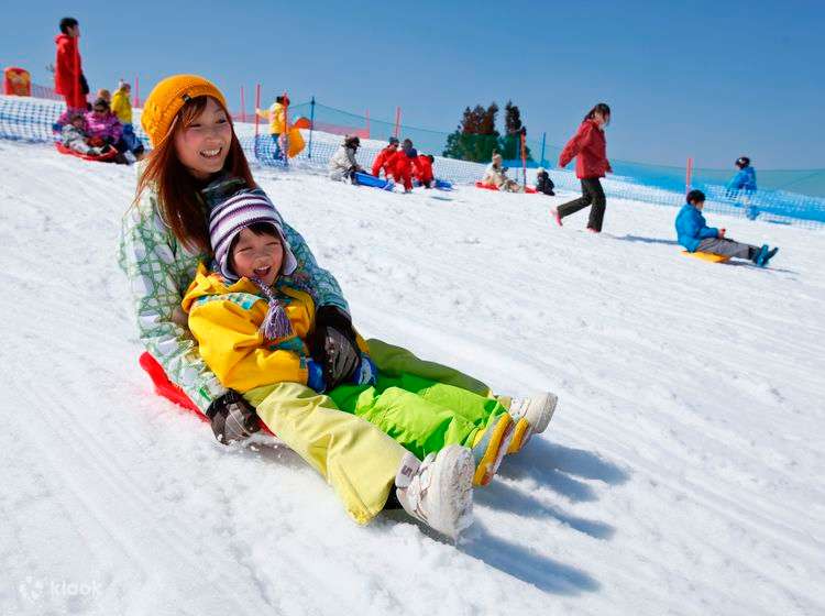 Du khách trải nghiệm trượt tuyết ở Biwako Valley