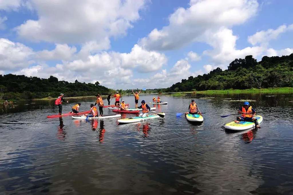 Hoạt động chèo SUP thi đua hội nhóm