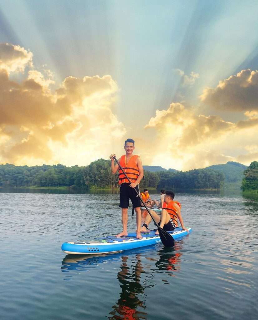 Chèo Kayak trên hồ Ghềnh Chè