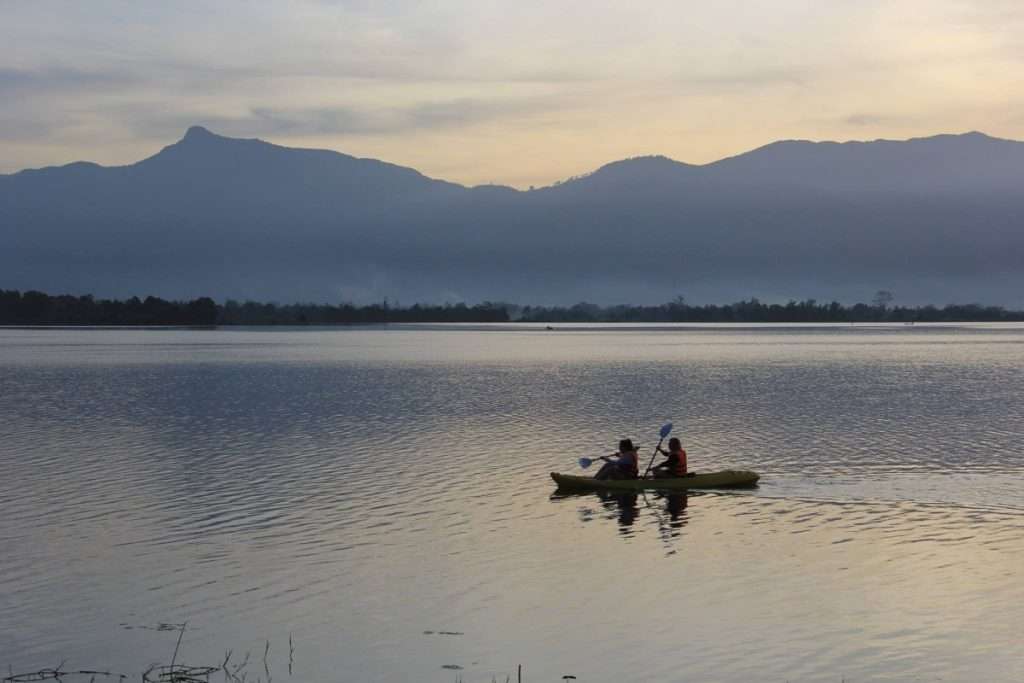 Chèo thuyền dạo Hồ Lắk