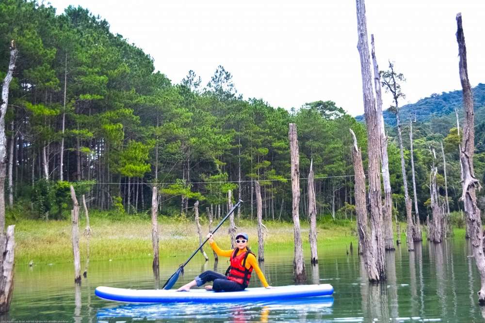 Chèo thuyền Kayak quanh hồ Tuyền Lâm