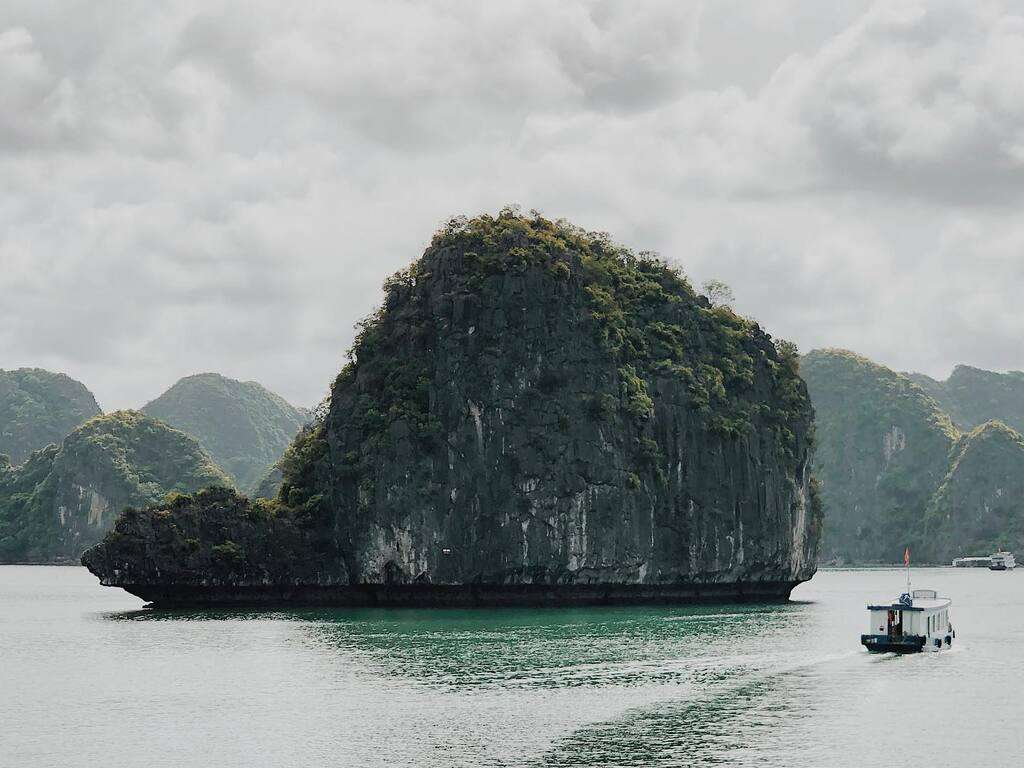 Hòn Rùa tại đảo Cát Bà