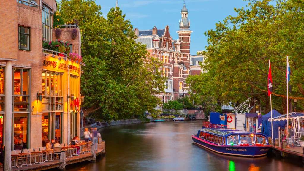 Trải nghiệm thú vị khi ghé thăm kênh đào tại Amsterdam 