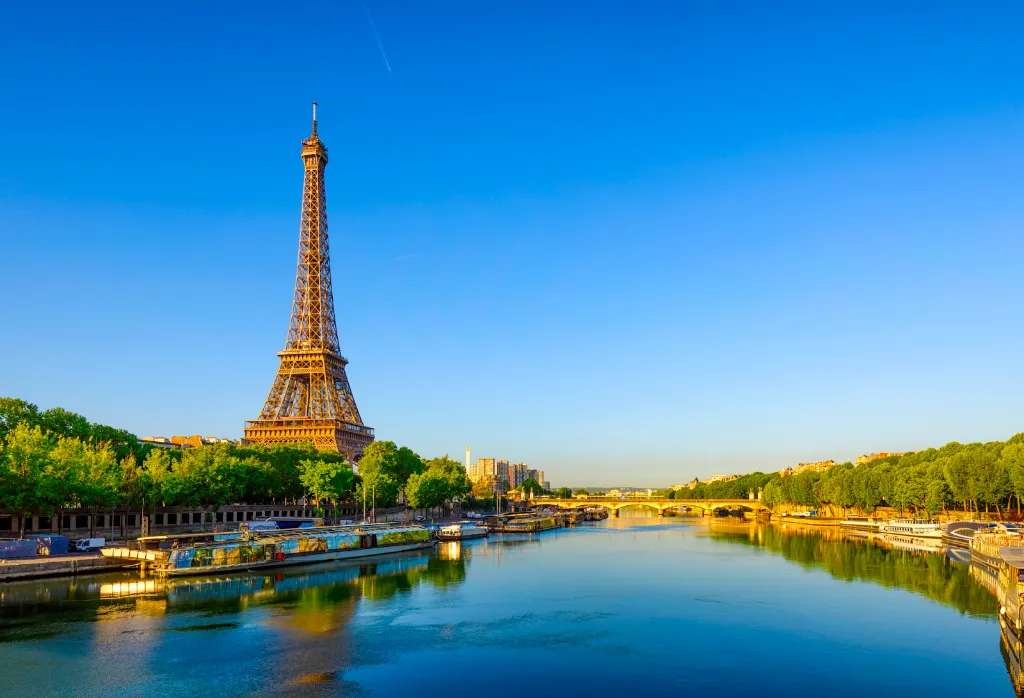 Dòng sông Seine chảy qua trung tâm thủ đô Paris 