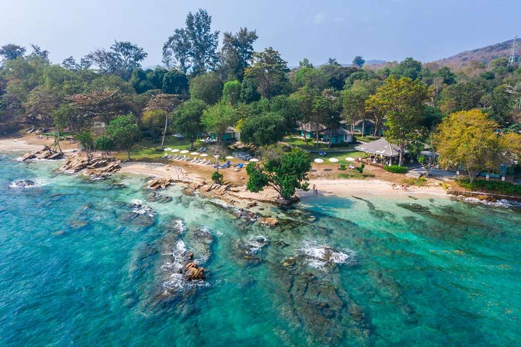 Khu nghỉ dưỡng được bao quanh bởi bãi biển Sai Kaew