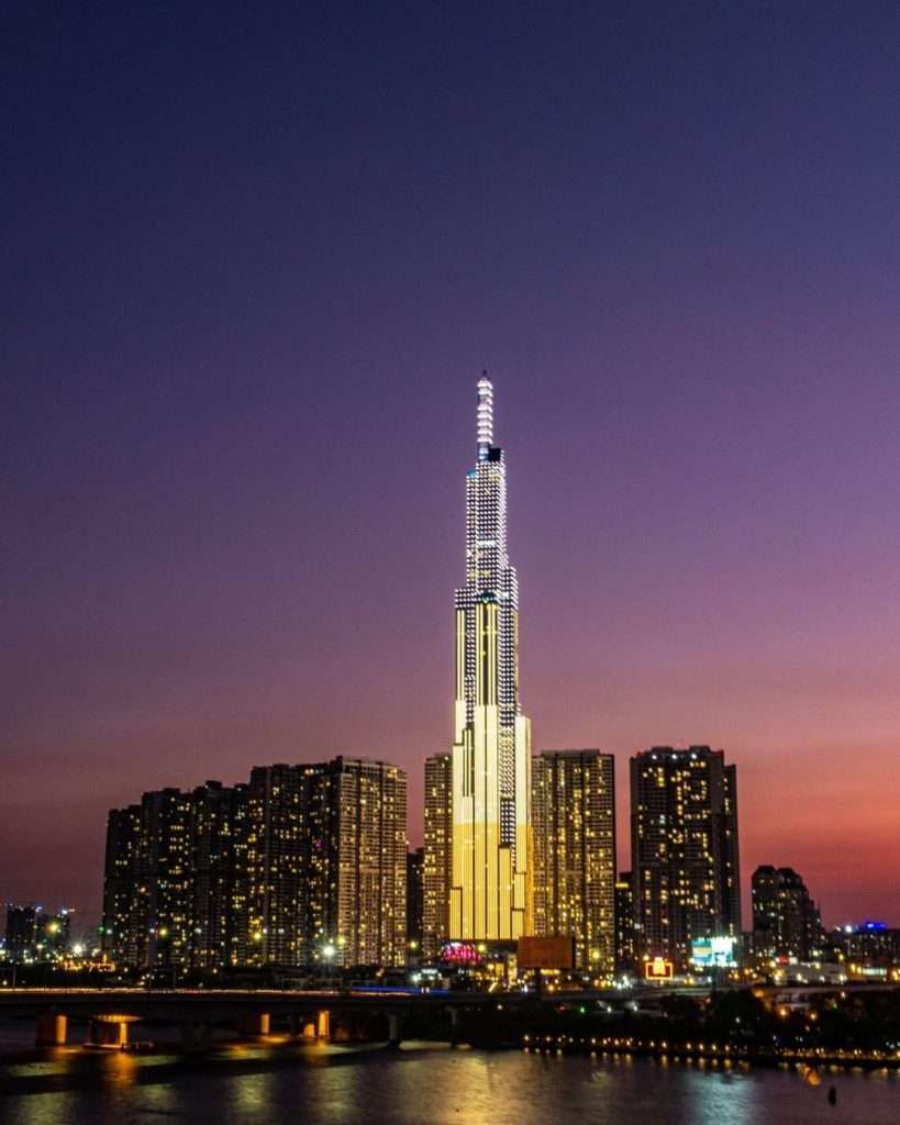 Landmark 81 về đêm