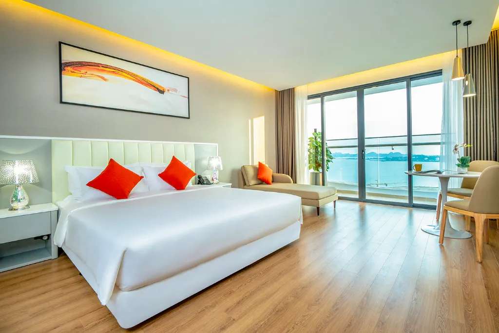 Hình ảnh phòng nghỉ và khu vực bể bơi tại khách sạn @Fb: Delasea Ha Long Hotel 