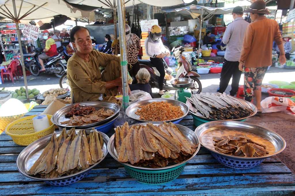 Nếu muốn mang quà về cho bạn bè, người thân, bạn cũng có thể ghé qua gian hàng đồ khô và mắm của Phước Hải