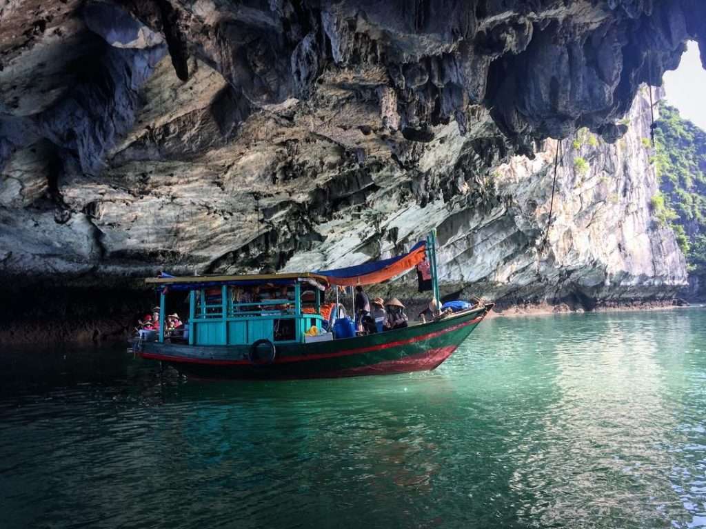 Đi thuyền ra làng chài Vung Viêng