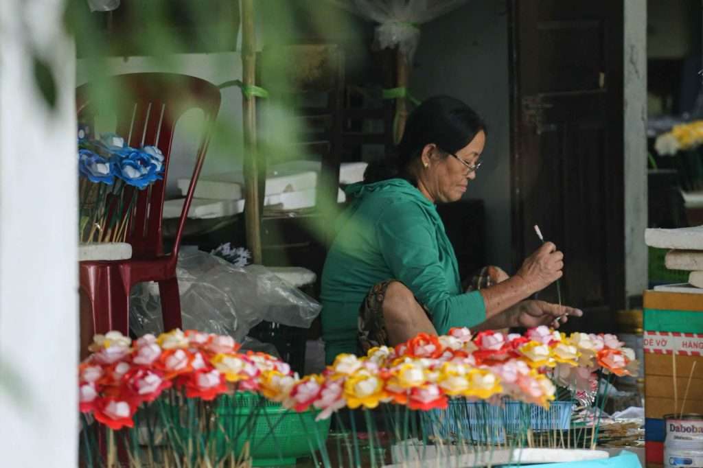 Quy trình làm nên những bông hoa giấy làng Thanh Tiên