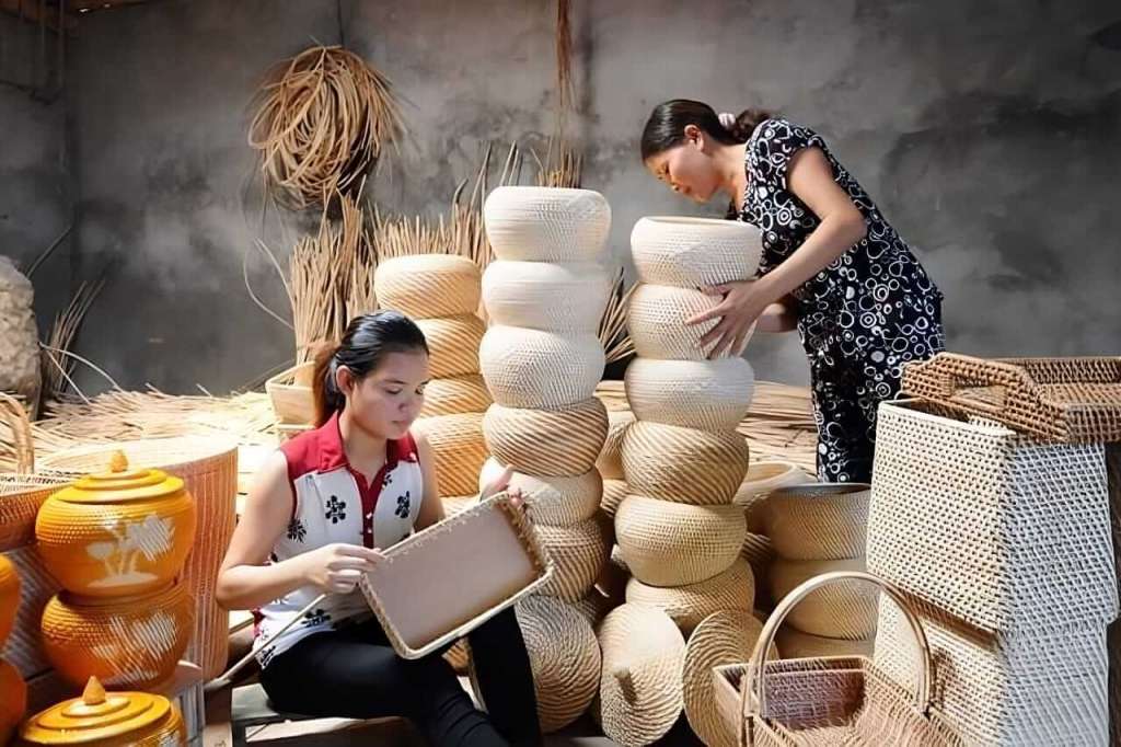 Du khách có thể theo dõi quy trình sản xuất tại làng nghề Phú Vinh 