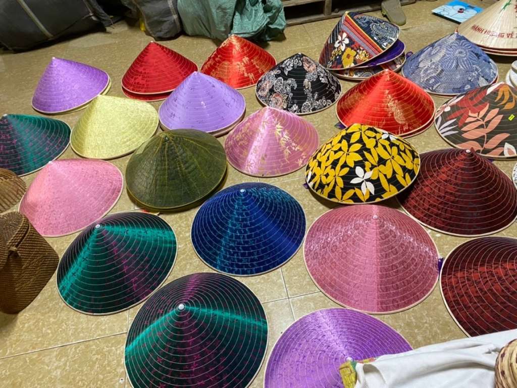 Khách du lịch có thể lựa chọn những chiếc nón tại làng nón Chuông để làm quà cho người thân và bạn bè 