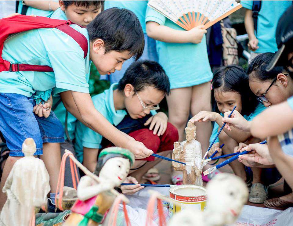 Trải nghiệm điều khiển rối nước ở làng Đào Thục chắc chắn là trải nghiệm không nên bỏ lỡ