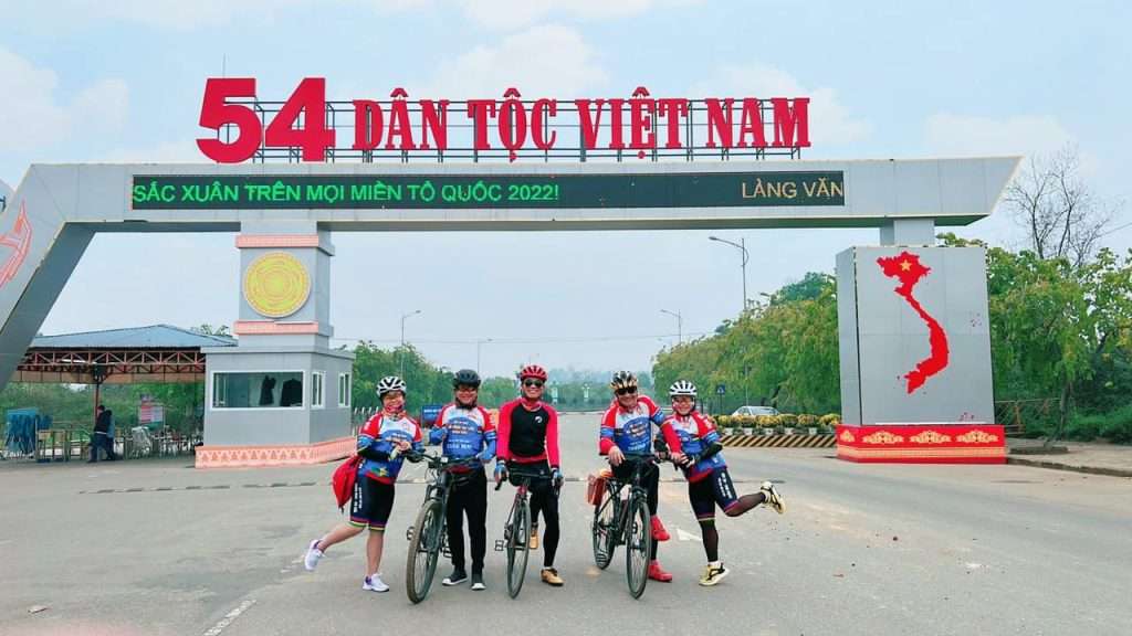 Cổng vào làng văn hoá các dân tộc Việt Nam