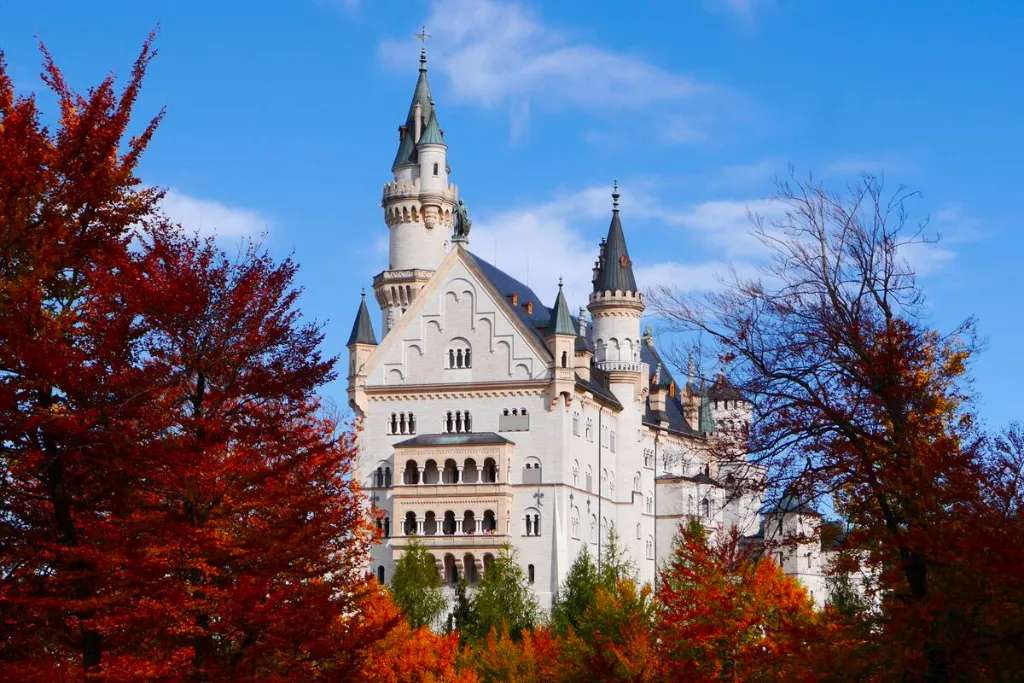 Neuschwanstein - “Viên đá thiên nga mới” @shutterstock