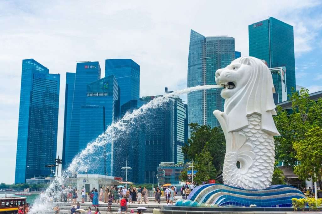 Du khách ghé thăm Merlion Park và đi dạo quanh sông 