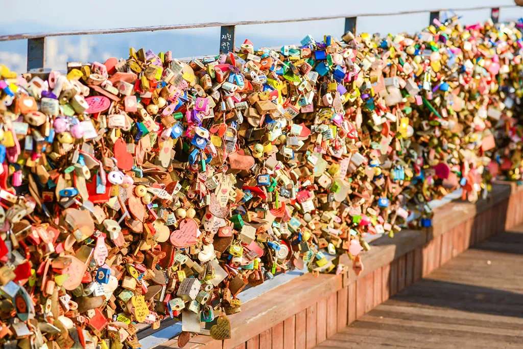 N Seoul Tower được xem “điểm hẹn tình yêu” hoặc “thiên đường ổ khoá” vì nơi đây có hàng triệu ổ khóa 