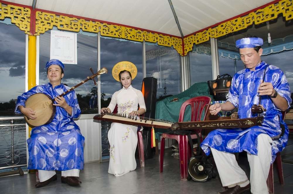 Nghe nhã nhạc cung đình trên sông Hương