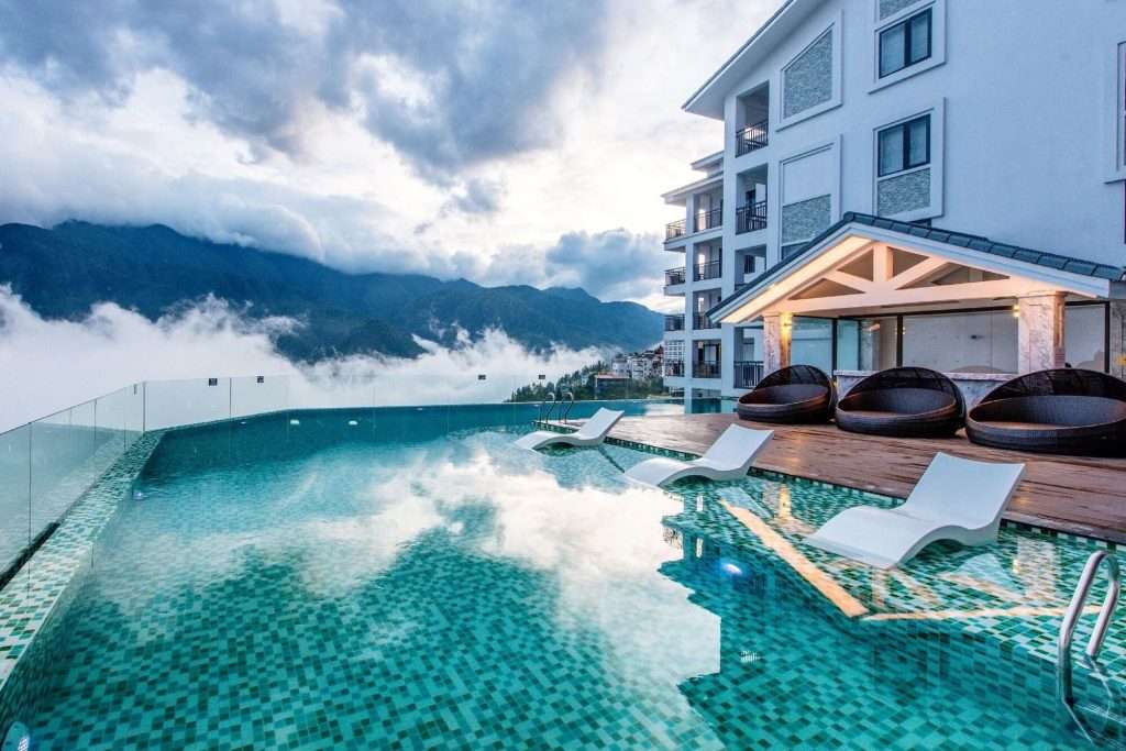 Bể bơi ngoài trời tại Bamboo Hotel Sapa