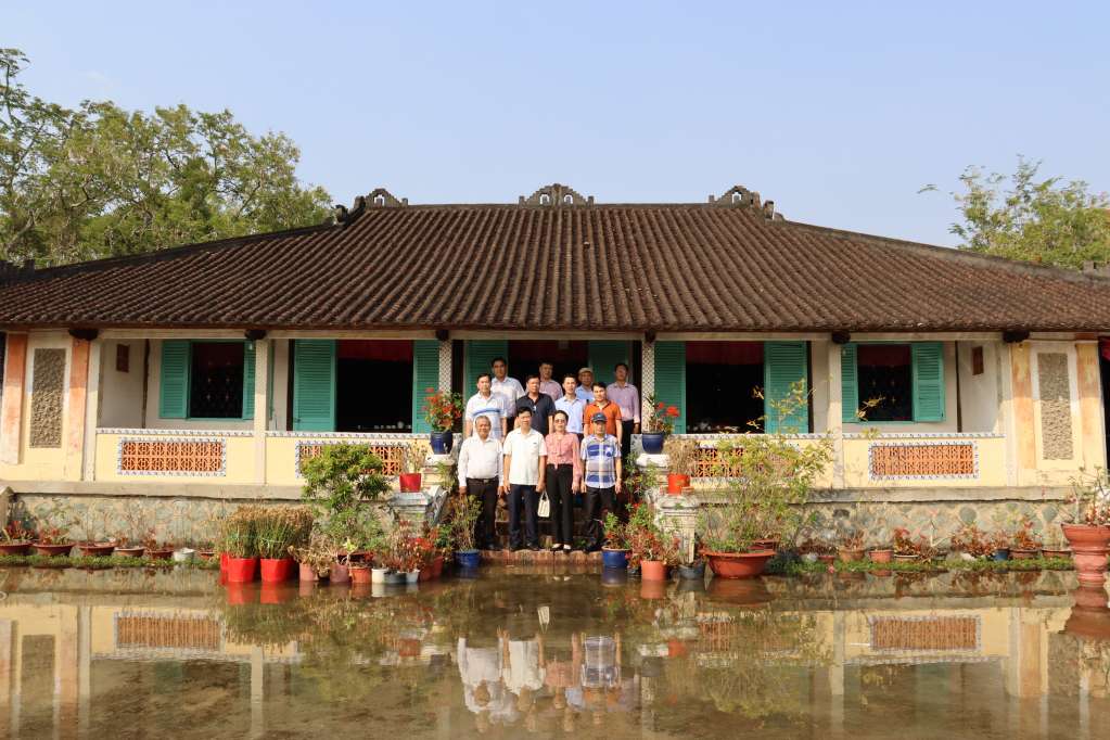 Tham quan nhà cổ trăm cột