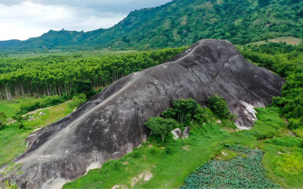 Núi Đá Voi Mẹ ở Đắk Lắk