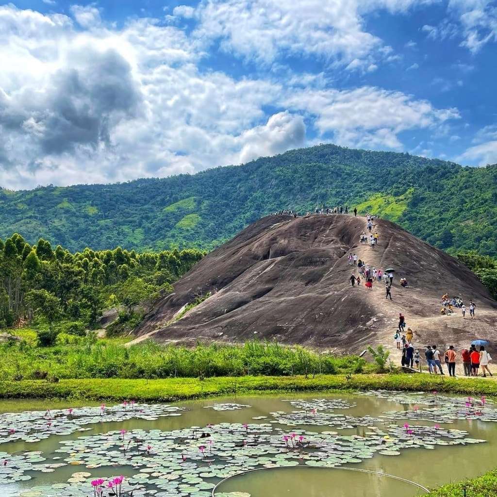 Núi Đá Voi Mẹ thu hút du khách