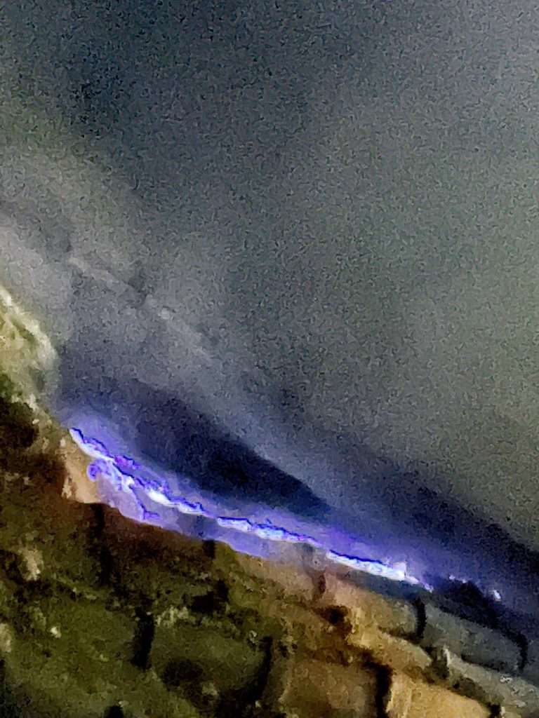 Hình ảnh ngọn lửa xanh “Blue fire” - Núi lửa Kawah Ijen