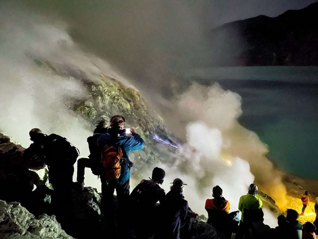 Tụi mình đã đứng tại đây, ngay trong miệng của ngọn núi lửa Kawah Ijen còn hoạt động.